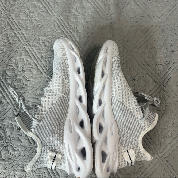 White not branded shoes - Picture 2 of 3